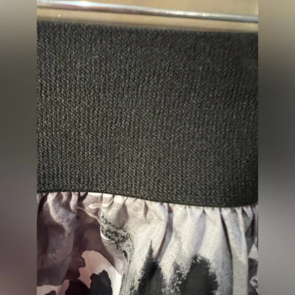 Express Design Studio Medium black gray and white floral skirt - Picture 2 of 8